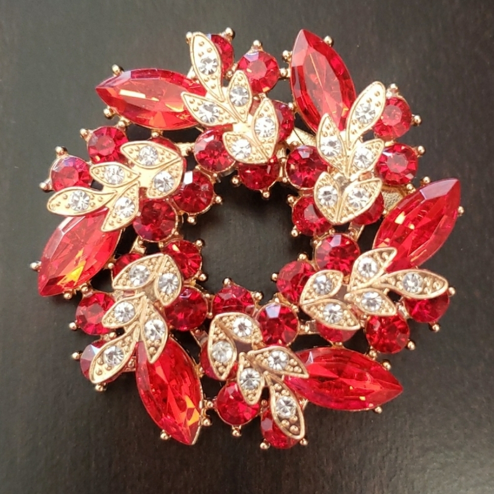Rhinestone Red Wreath Brooch Pin Gold To… - Picture 7 of 7